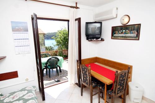 TV a/nebo společenská místnost v ubytování Apartments by the sea Brgulje, Molat - 6243