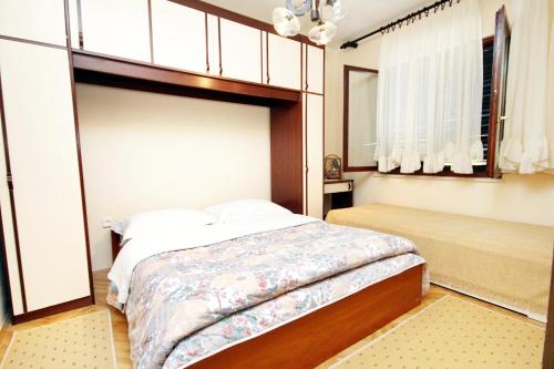 ein Schlafzimmer mit einem großen Bett in einem Zimmer in der Unterkunft Apartments by the sea Brgulje, Molat - 6241 in Brgulje