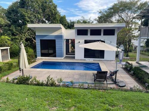 ein Haus mit Swimmingpool und Sonnenschirm in der Unterkunft Loft 45 in Playa Hermosa, paradise near the ocean! in Playa Hermosa