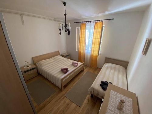 ein kleines Schlafzimmer mit einem Bett und einem Fenster in der Unterkunft Apartments by the sea Postira, Brac - 14902 in Postira