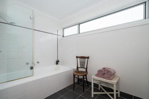 Ένα μπάνιο στο Coastal Retreat Inverloch Linen included free Wifi