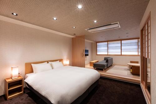 京都的住宿－Rinn Gion Kenninji Villa，一间卧室配有一张床、一张桌子和一把椅子