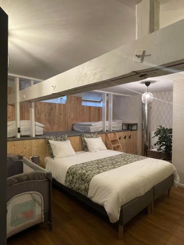 łóżko w pokoju z łóżkiem na podwyższeniu w obiekcie Lovely Home 1, with private terrace and Whirlpool,4-6 pers w mieście Bullange