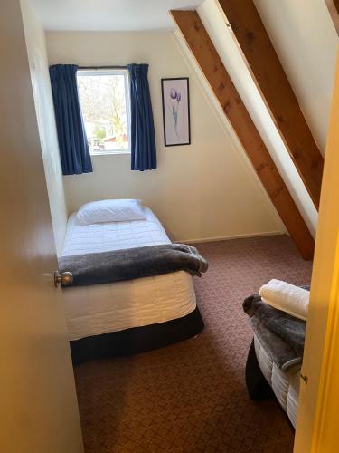 Letto o letti in una camera di Mountain Chalets Motel