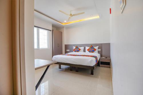 Кровать или кровати в номере FabHotel Athasri Inn