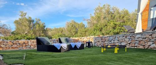 Κήπος έξω από το Beach house Hela - resort & tavern BAIN, free transport, pool, Island of Žut - Kornati