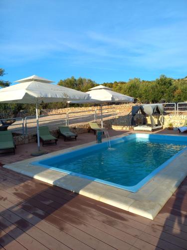 Bazén v ubytování Beach house Hela - resort & tavern BAIN, free transport, pool, Island of Žut - Kornati nebo v jeho okolí