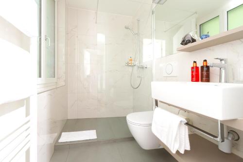 盧塞恩的住宿－瑪利亞別墅，白色的浴室设有卫生间和水槽。