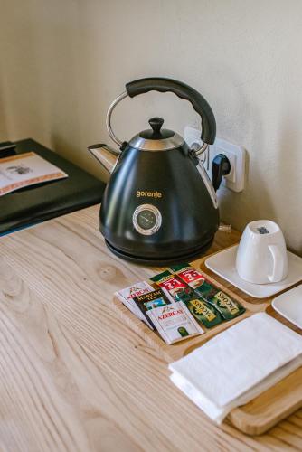 Hotel Chateau Iveriにあるコーヒーまたはお茶