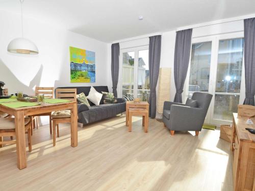 ein Wohnzimmer mit einer Couch und einem Tisch in der Unterkunft Wohnpark Stadt Hamburg - Apt. 01 in Binz