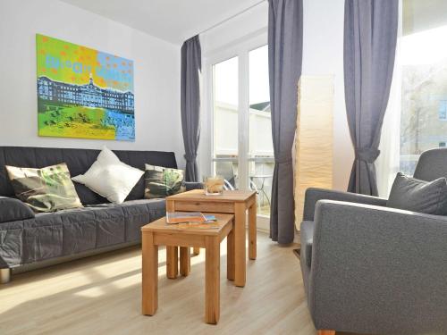 ein Wohnzimmer mit einer Couch und einem Tisch in der Unterkunft Wohnpark Stadt Hamburg - Apt. 01 in Binz