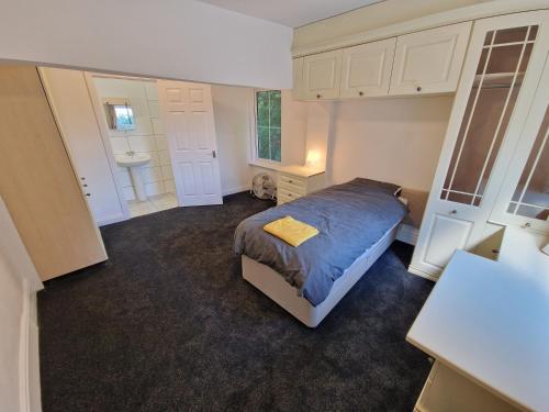Un pat sau paturi într-o cameră la Spectacular Period Property Located In Leicester