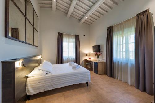 um quarto com uma cama e uma secretária num quarto em Agriturismo Podere l'Aione em Scansano