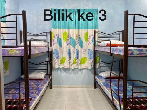 een kamer met 3 stapelbedden en een bkk ke three bij Sobey Laris Homestay D’ZIY AD in Merapuh