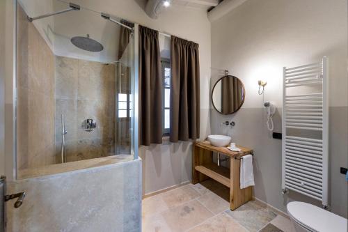 ein Bad mit einer Dusche und einem Waschbecken in der Unterkunft Agriturismo Podere l'Aione in Scansano