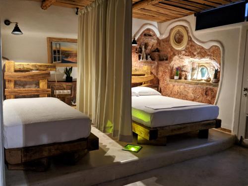 1 dormitorio con 2 camas en una habitación en Hada Milos suite en Firopótamos