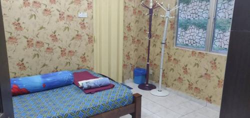 - une petite chambre avec un lit gonflable dans l'établissement Haramain NZ Homestay, à Hulu Langat