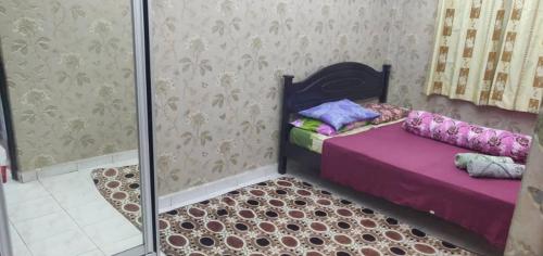 - une petite chambre avec un lit et une douche dans l'établissement Haramain NZ Homestay, à Hulu Langat