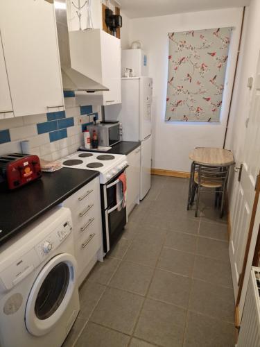 uma cozinha com um fogão e uma máquina de lavar louça em Browning House I Long or Short Stay I Special Rate Available em Derby