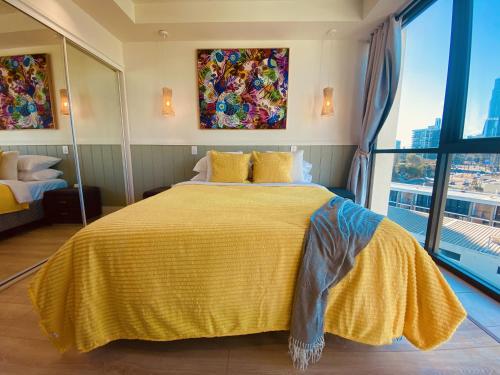 Una cama o camas en una habitación de New Modern Deco' Apartment, With View, Pool, Spa and Sauna
