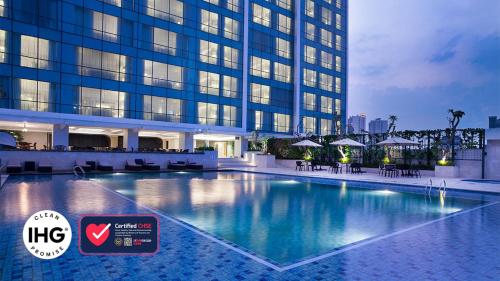 A piscina em ou perto de Crowne Plaza Bandung, an IHG Hotel