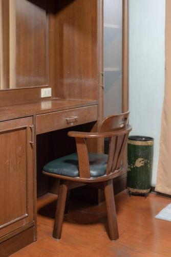 a chair sitting in front of a wooden desk at Rosathorn Homestay San Kamphaeng in Ban Mae Pu Kha