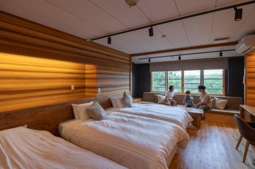 3 posti letto in una stanza con due bambini seduti sopra di mt. inn(マウントイン） a Nihommatsu