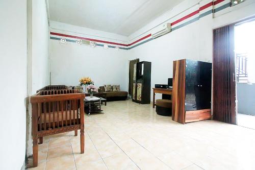 sala de estar con sofá y mesa en OYO 1847 Jasmine Kost Syariah en Jambi