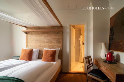 a bedroom with a bed and a wooden headboard at Axel Guldsmeden in Copenhagen