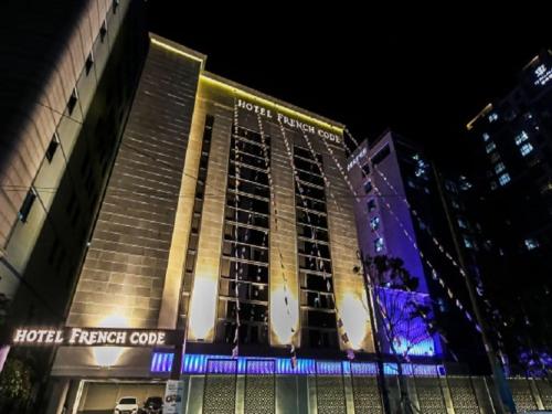 釜山にあるHotel French Codeの夜はホテルのリゾートコップが点灯します。