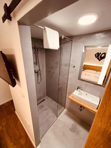 ein Bad mit einer Dusche und einem Waschbecken in der Unterkunft PJagodic Hotel Cerklje - 5min to Airport in Cerklje na Gorenjskem