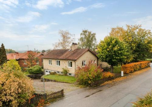 a house on the side of a road at Newly renovated apartment - Strängnäs, Ekorrvägen in Strängnäs