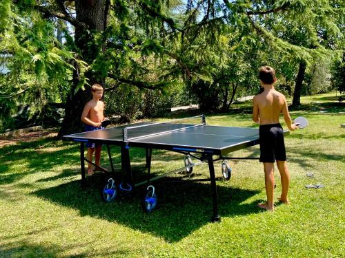 dos personas jugando ping pong en una mesa de ping pong en B&B Controvento Soiano, en Soiano del Lago