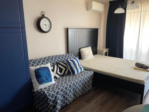 ein Wohnzimmer mit einem Sofa und einem Tisch in der Unterkunft Apartment Perfect in Pomorie