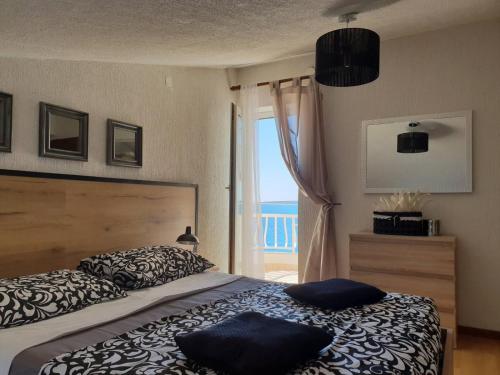 une chambre avec deux lits et une vue sur l'océan dans l'établissement Apartments by the sea Mandre, Pag - 6386, à Kolan