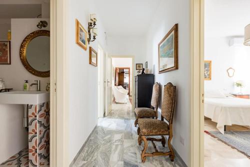 un corridoio con due sedie e un lavandino di B&B Casa Sabella a Lecce