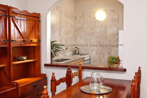 cocina con mesa de madera y fregadero en Terrazas Playa, en Villa Gesell