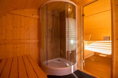 una sauna con ducha en una sala de madera en Palóc Ház, en Horpács