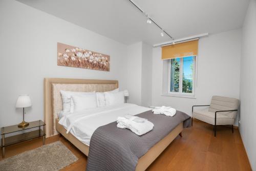 蒙特勒Montreux Grand Rue - Swiss Hotel Apartments的一间卧室，床上有两条毛巾