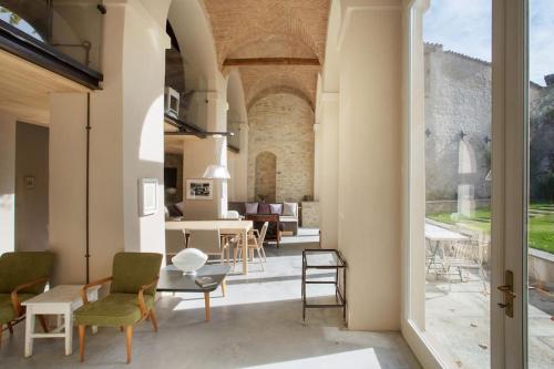 an open living room with chairs and a table at Casa Mon in Monforte dʼAlba
