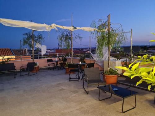 um pátio com mesas e cadeiras num telhado em Le Stanze di Ricci - Affittacamere Low cost em Lesina
