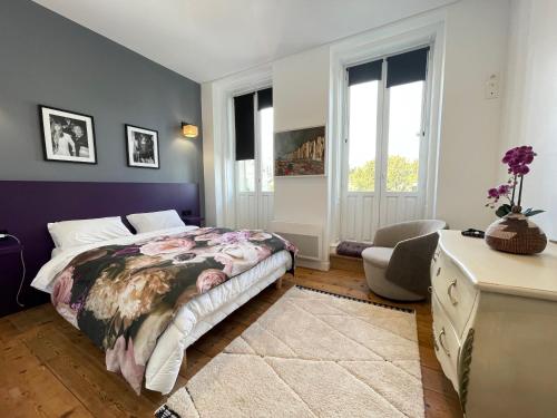 una camera con letto, scrivania e finestra di Appartement de grand standing a Saintes