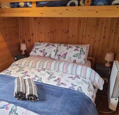 - un lit avec 2 serviettes dans une chambre dans l'établissement unique sheperds hut ensuite & kitchenette, à Clodock