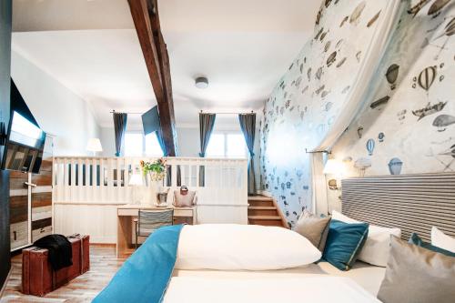 ein Schlafzimmer mit einem großen Bett und einer Kletterwand in der Unterkunft Romantik Hotel Barbarossa in Konstanz