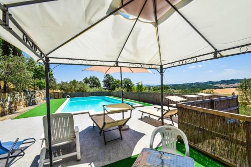 Agriturismo Podere Biancospino piscina privataの敷地内または近くにあるプール