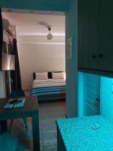 Ένα ή περισσότερα κρεβάτια σε δωμάτιο στο ADLER 2 Cozy 2 persons apartment downtown Piraeus