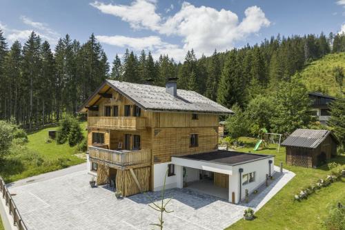 eine Luftansicht eines Hauses mit Dach in der Unterkunft Chalet Kulmberg in Ramsau am Dachstein