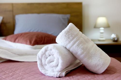 a pair of towels sitting on top of a bed at Palm Square Appart in Ialyssos