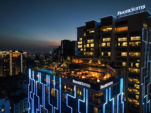 budynek z niebieskimi światłami na górze w obiekcie Fraser Suites Hanoi w mieście Hanoi