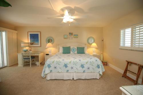 Postel nebo postele na pokoji v ubytování Island Beach Club #330E